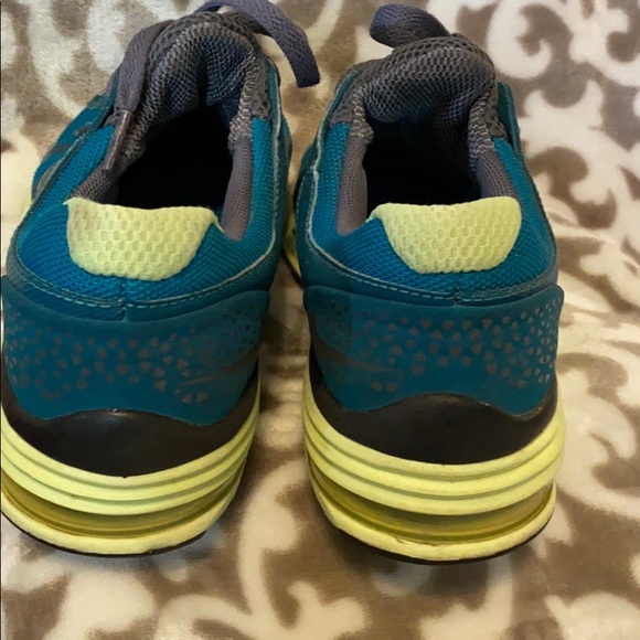 Teal and lime women’s Nike tennis shoes - Picture 3 of 5